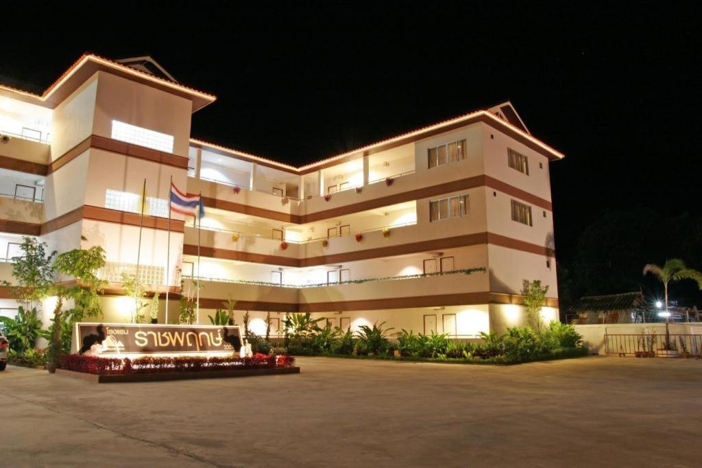 Ratchaphruek 2007 Hotel Chom Thong Buitenkant foto