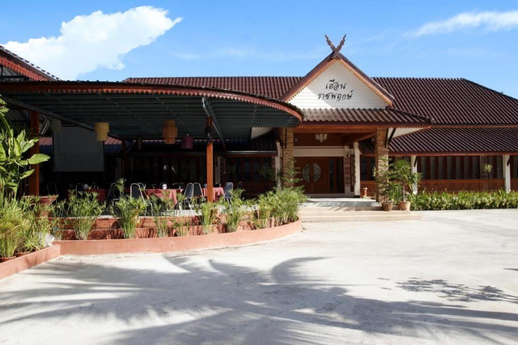 Ratchaphruek 2007 Hotel Chom Thong Buitenkant foto
